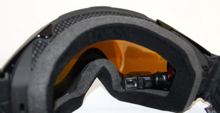 (c) Evolaris. Ein winziges Display am unteren Rand einer smarten Skibrille blendet Informationen ein.