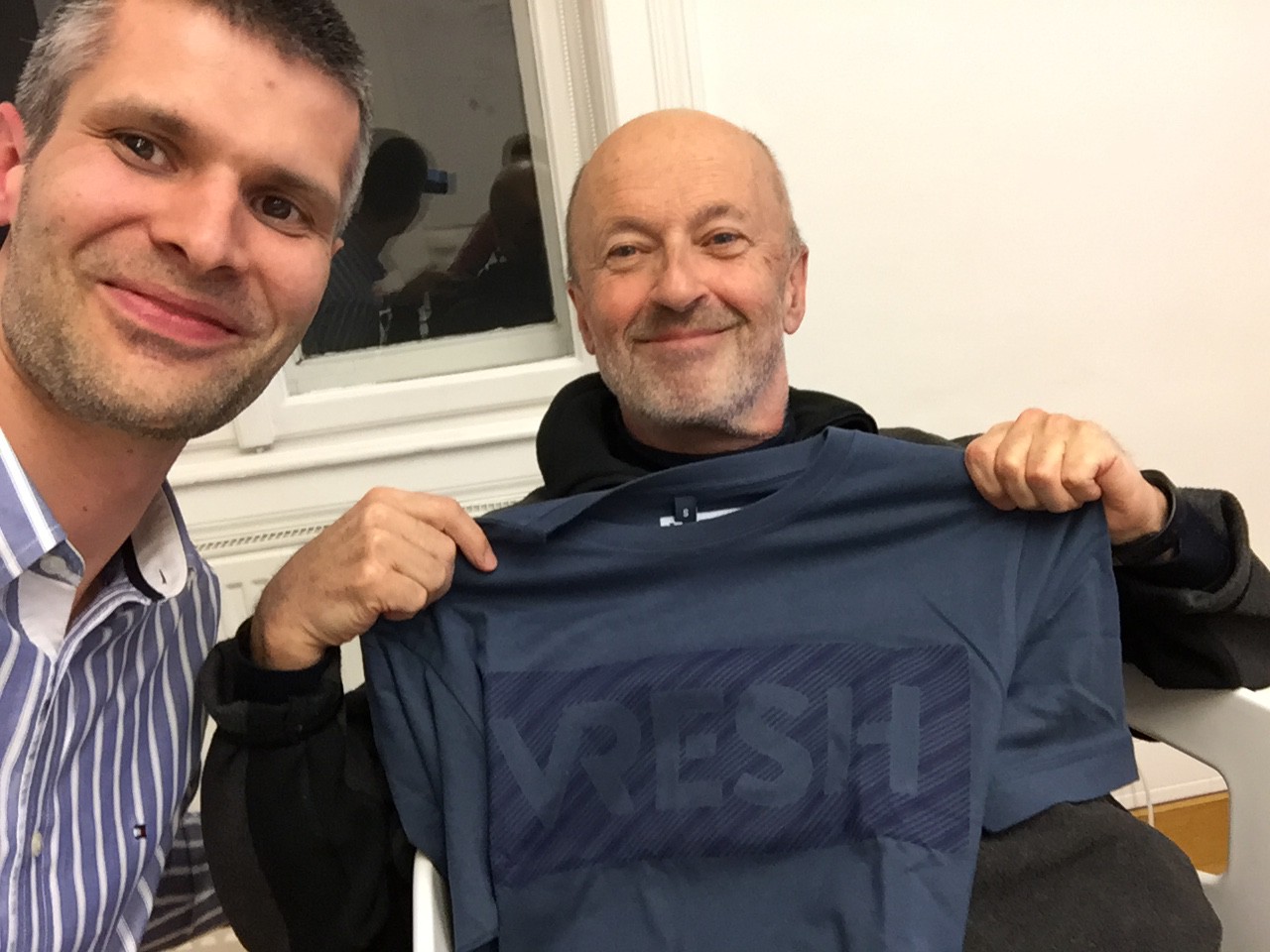 Michael Eisler und Hansi Hansmann mit Vresh T-Shirt.