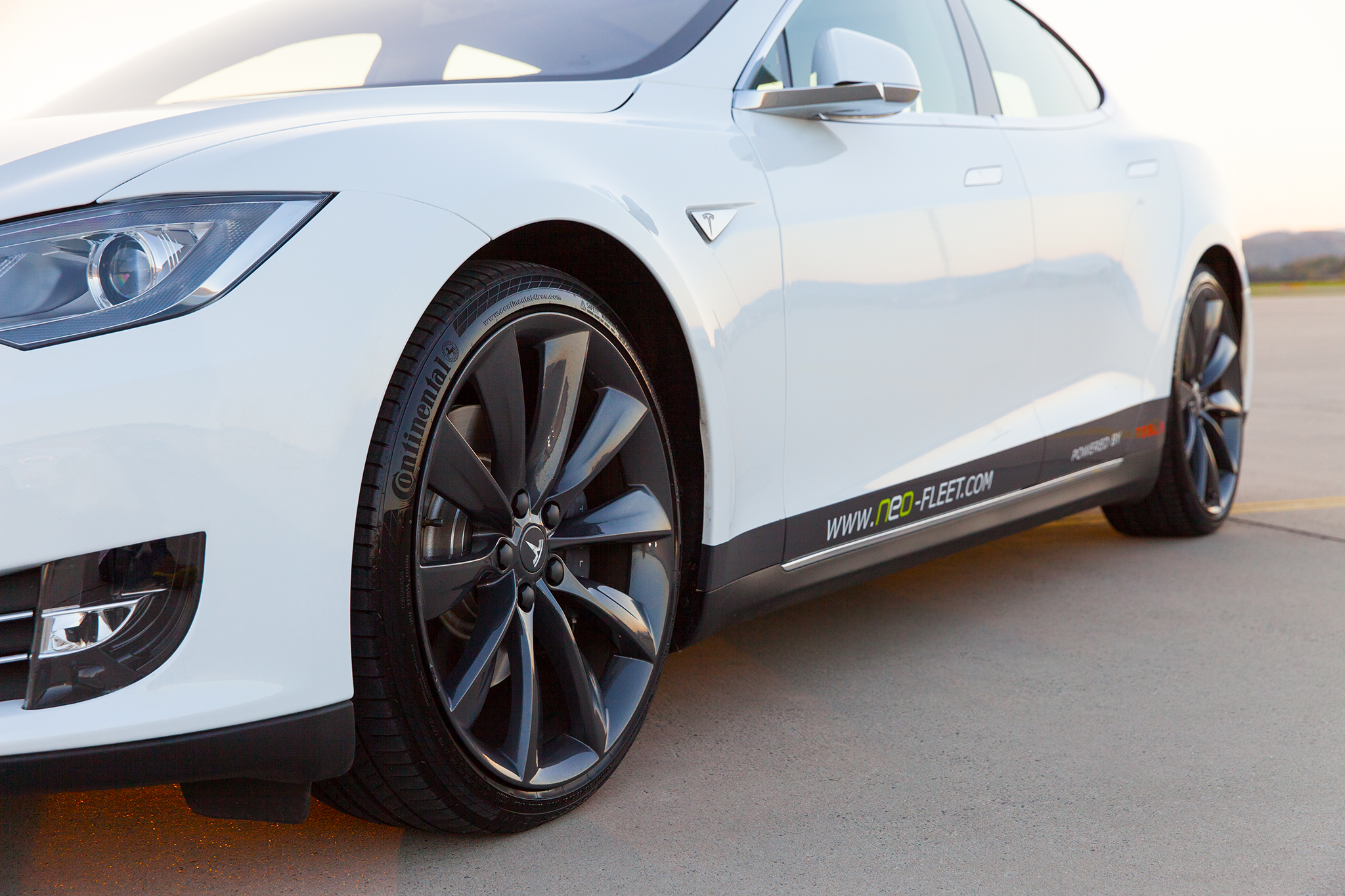 Der Tesla beschleunigt von 0 auf 100 km/h in 3,3 Sekunden. (c) ecar-rent
