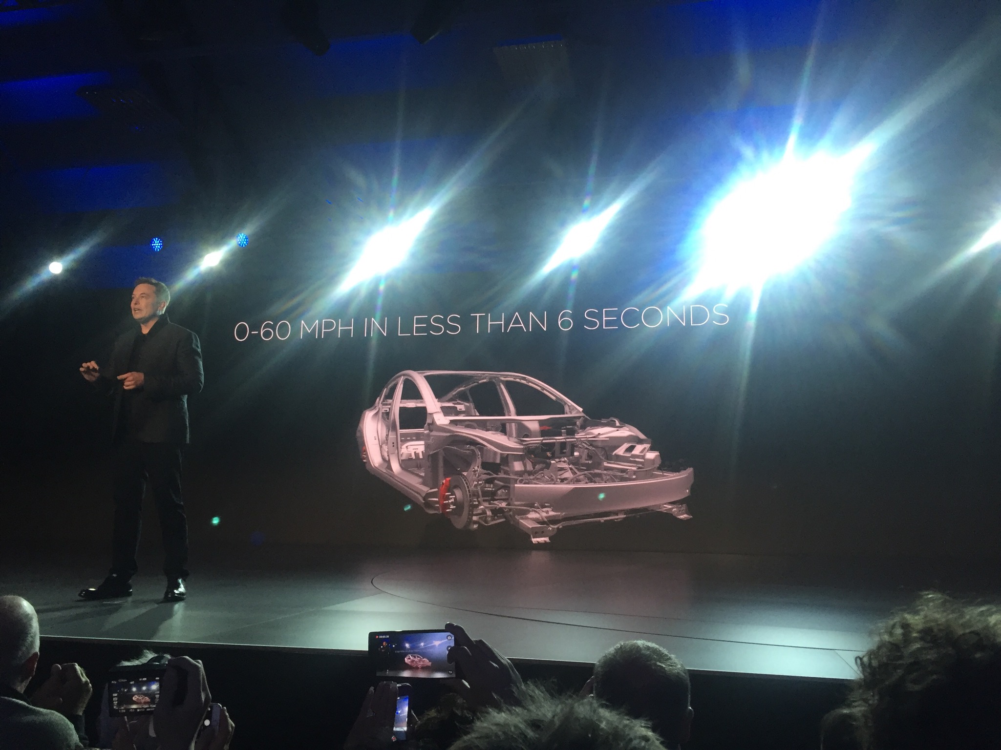 Elon Musk präsentiert die Fakten: 5 Sterne Sicherheit in allen Kategorieren, 345km Reichweite, 0-100 km/h in 6 Sekunden. Laden beim Tesla Supercharger und Fahren mit Autopilot sind ebenfalls möglich.