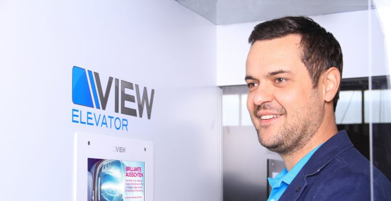 View Promotion GmbH: Gründer und CEO Johannes Schober mit VIEW-Elevator - OÖ HightechFonds investiert