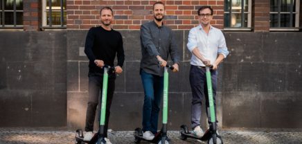 Die TIER Mobility-Gründer Lawrence Leuschner (reBuy), Julian Blessin (COUP) und Matthias Laug (Lieferando/Takeaway) wollen mit E-Scootern durchstarten.