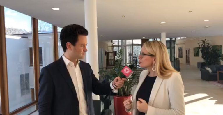 Dejan Jovicevic im Interview mit Margarete Schramböck über die Dachmarke Digital Austria