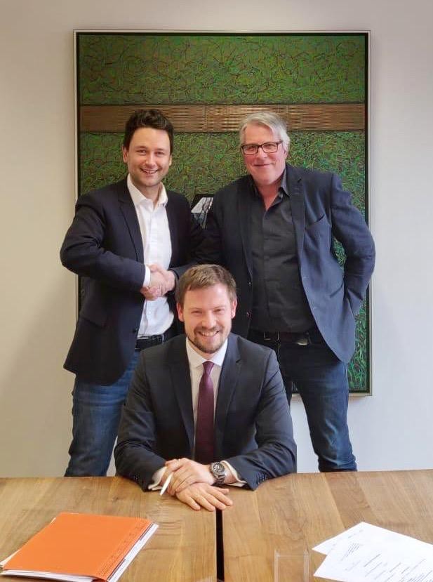 (c) Chris Wittlinger, Dejan Jovicevic und Cornelius Büchner nach dem Signing des Kaufvertrages im Münchener Notariat