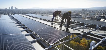 Montage der Photovoltaik-Module auf das Dach des Haus des Meeres - Wien Energie Innovation Challenge