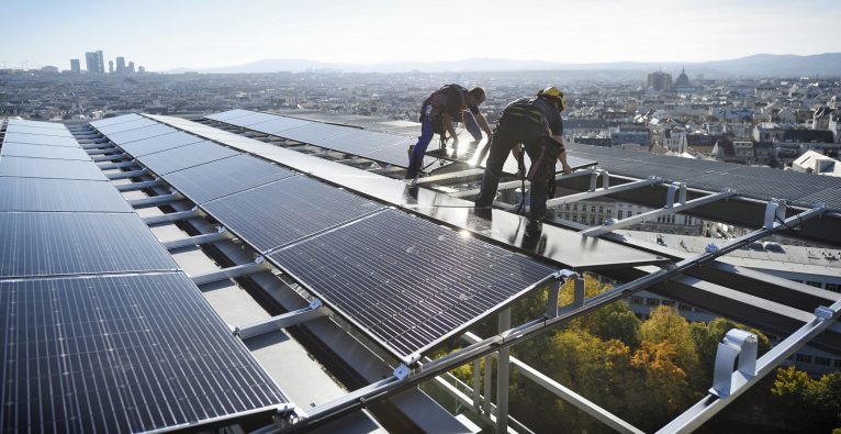 Montage der Photovoltaik-Module auf das Dach des Haus des Meeres - Wien Energie Innovation Challenge