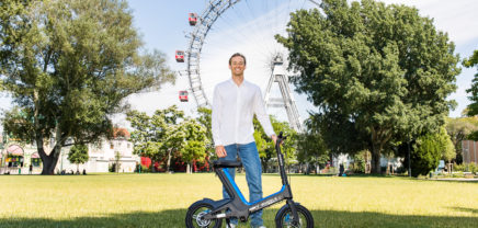 Axel Lindnér, Vice President and General Manager for Europe von Wheels mit dem ersten Wiener Wheels-Bike vor dem Riesenrad.