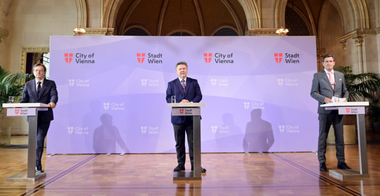 Wiens Bürgermeister Michael Ludwig (Mitte) mit Wirtschaftsstadtrat Peter Hanke und wirtschaftsagentur wien-Chef Gerhard Hirczi bei der Präsentation der Bilanz der internationalen Betriebsansiedlungen in Wien