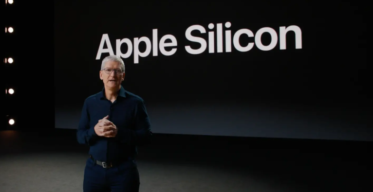 Apple-Chef Tim Cook präsentiert den Umstieg auf ARM.