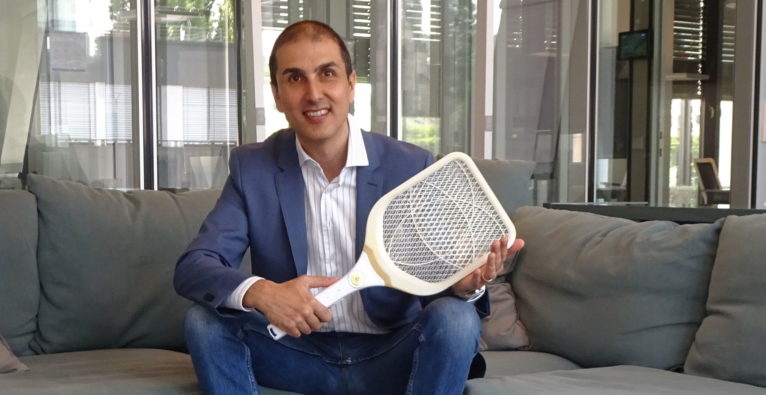 Blochin Cuius / Mosquilla: Der Erfinder mit seinem Gelsen-Töter