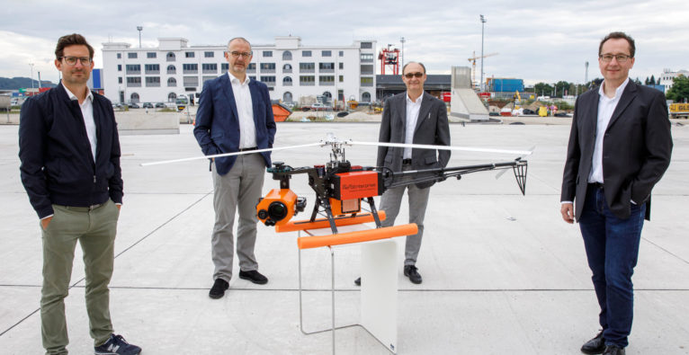 (c) Hermann Wakolbinger: v.l.n.r. Thomas Mender und Christian Matzinger vom OÖ HightechFonds mit Peter Fromme-Knoch und Robert Hörmann (Geschäftsführer Aero Enterprise) und dem AERO-SensorCopter.