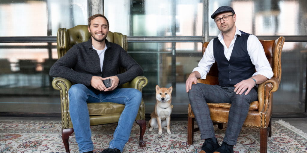 Die AlphaHapp/ummadum-Gründer Rene Schader und Thomas Angerer mit Hund Waka