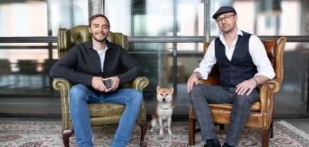 Die AlphaHapp / ummadum-Gründer Rene Schader und Thomas Angerer mit Hund Waka