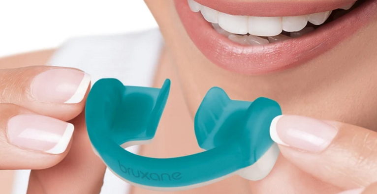 bruXane: So sieht die vibrierende Zahnschiene gegen Zähneknirschen aus