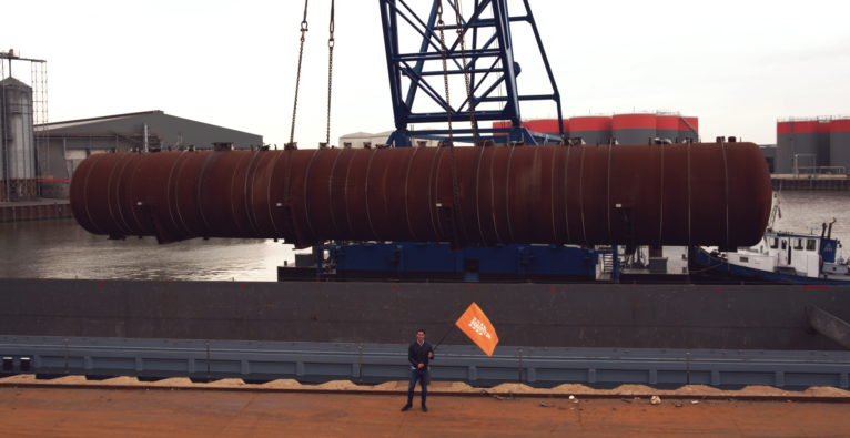 Schrott24: Co-Founder und CEO Alexander Schlick vor dem K&uuml;hlwasser-Beh&auml;lter des Atomkraftwerks M&uuml;hlheim-K&auml;rlich