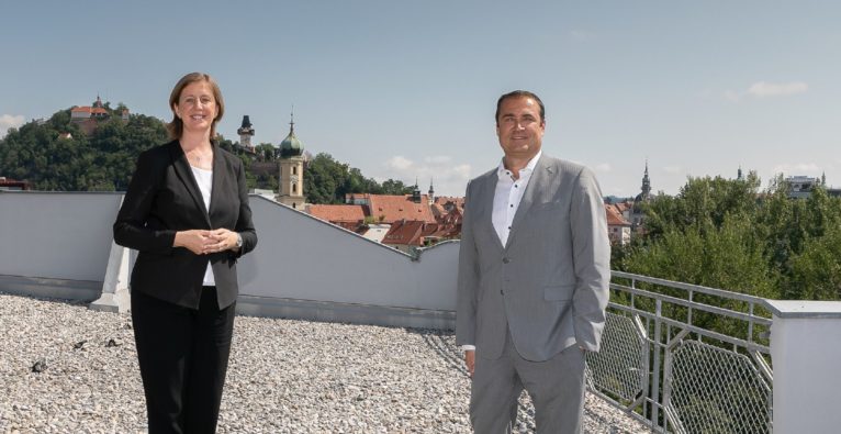 Wirtschaftslandesrätin Barbara Eibinger-Miedl und SFG-Geschäftsführer Christoph Ludwig präsentieren Start!Klar plus.