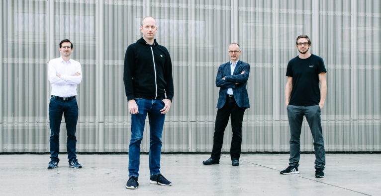 O&Ouml; HightechFonds: Thomas Meneder (l) und Christian Matzinger (3.v.l.) vom O&Ouml; Hightech Fonds und die beiden Storyclash-Gr&uuml;nder Philip Penner (2.v.l.) und Andreas Gutzelnig (r.)