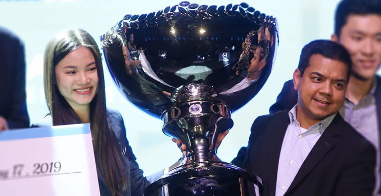 Pegasus Tech Ventures: Übergabe der Startup World Cup-Trophäe im Finale 2019