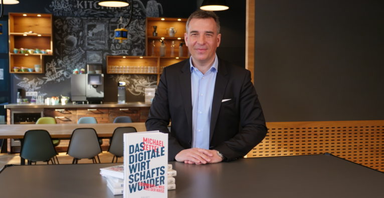 Michael Zettel mit seinem Buch Das digitale Wirtschaftswunder