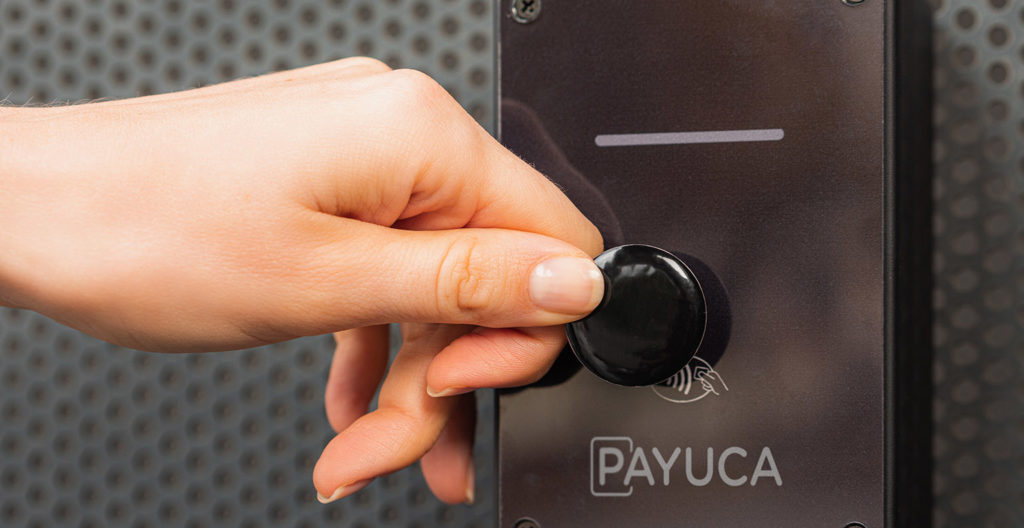 Der kleine Payuca-Reader kann einfach nachgerüstet werden © Payuca Parking Solutions