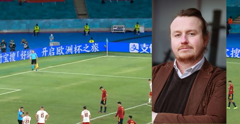 brutkasten-Redakteur Dominik Perlaki | Hintergrund: Screenshot aus dem EM-Spiel Spanien-Polen - chinesische Werbung