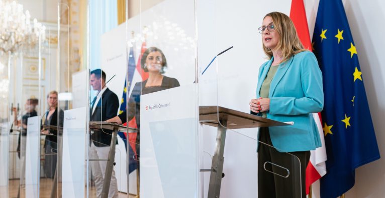 Wirtschaftsministerin Margarete Schramböck über die Initiative Teller statt Tonne gegen Lebensmittelverschwendung