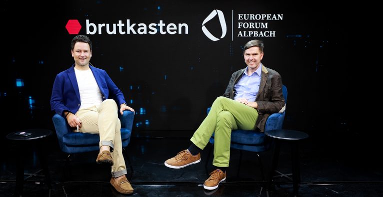 brutkasten-Herausgeber Dejan Jovicevic und EFA-Generalsekretär Werner Wutscher im Talk über das Europäische Forum Alpbach 2021 © brutkasten/schauer-burkart