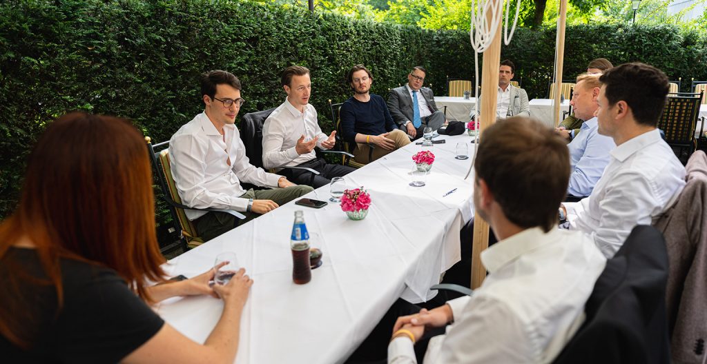 Finanzminister Gernot Blümel bei einem Treffen mit Startups im Sommer 2021 © BMF