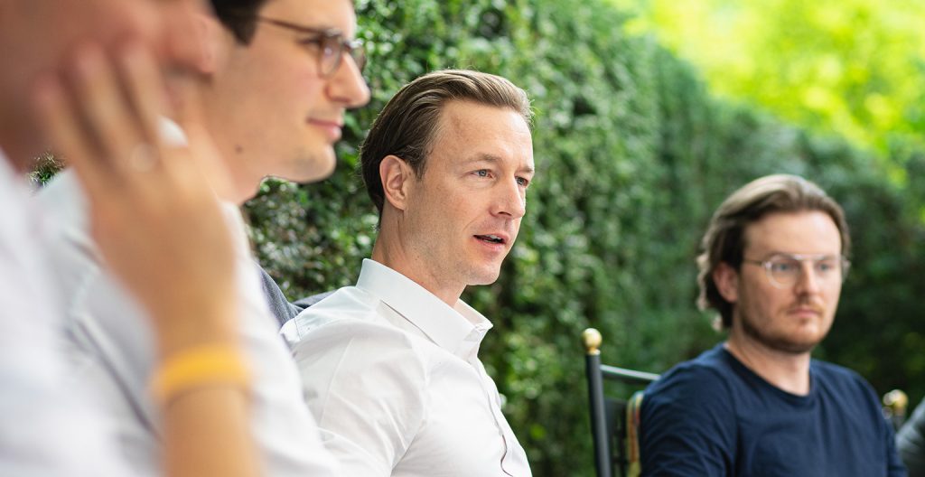 Finanzminister Gernot Blümel bei einem Treffen im Sommer 2021 mit Bitpanda-Gründer Eric Demuth