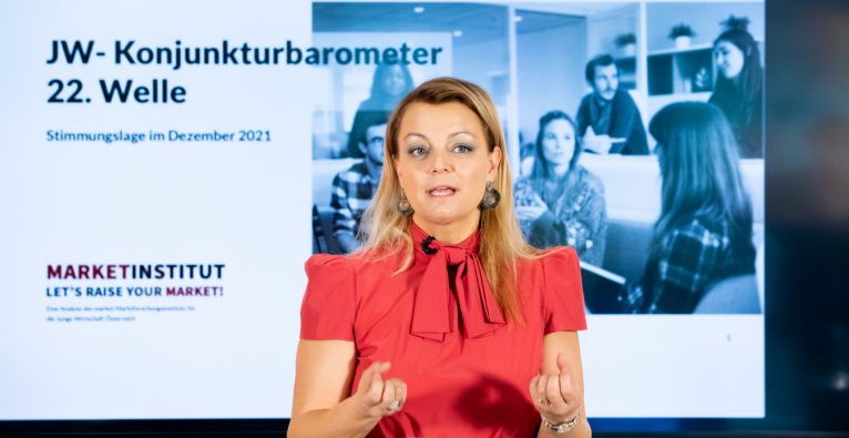 JW-Chefin Christiane Holzinger bei der Konjunktur-Barometer-Präsentation