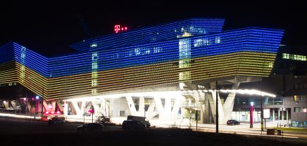 Das T-Center in Wien wird von Magenta in den Farben der ukrainischen Flagge erleuchtet © Magenta Telekom