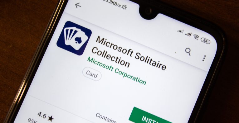 Microsoft nimmt Solitaire aus dem russischen App Store, aber nicht Word und Teams