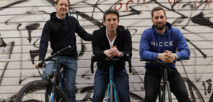 Die Co-Founder von Radish auf ihren Fahrrädern (v.l.): Michael Mack, Florian Binder und Daniel Horak