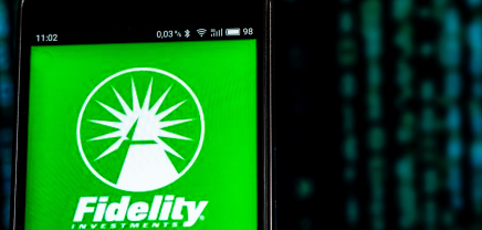 Fidelity Investments Logo auf Handy-Display. Der US-Investmentdienstleister plant zukünftig Bitcoin-Investitionen zu erlauben