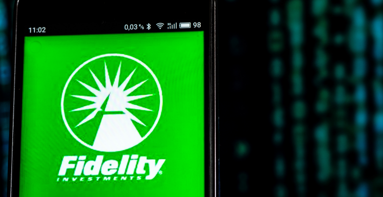 Fidelity Investments Logo auf Handy-Display. Der US-Investmentdienstleister plant zukünftig Bitcoin-Investitionen zu erlauben