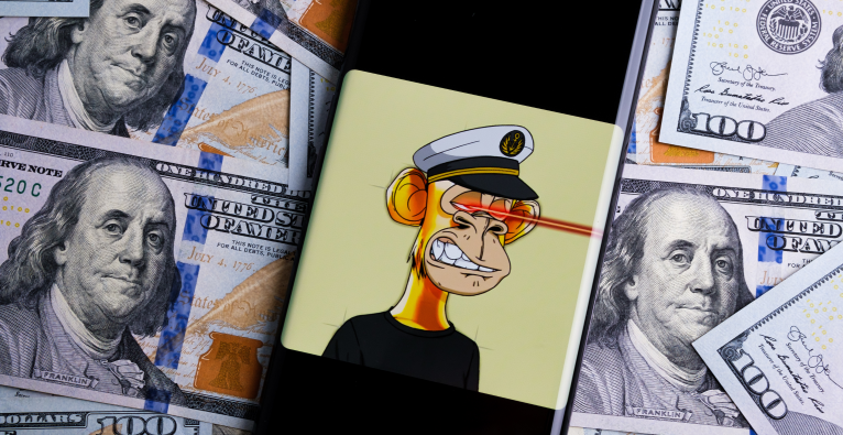 NFT von Bored Ape Yacht Club auf einem Handy-Display, das auf mehreren US-Dollarnoten liegt