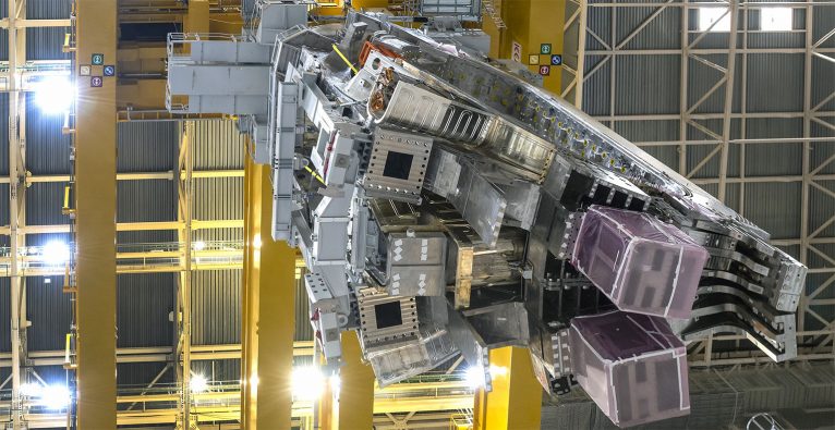 Im Mai 2022 wird ein Teil der Plasma-Kammer der ITER-Fusionsanlage in Südfrankreich montiert – allein dieser Teil wiegt mehr als 1.300 Tonnen © ITER