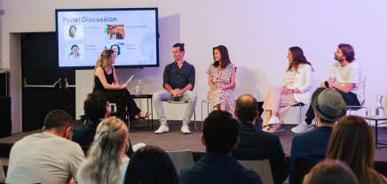 Die Panelist:innen Cigdem Elikci (Moderation), Georg Molzer, Eva Gruber, Claudia Altmann und Johannes Felder (v.l.n.r.). © Valerie Marie Voithofer