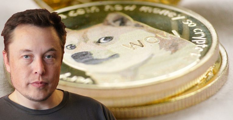 Elon Musk vor einer Dogecoin-Münze