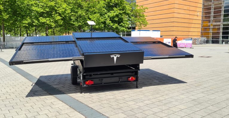Der Tesla-Solar-Anhänger-Prototyp wurde bei der IdeenExpo in Hannover einfach 