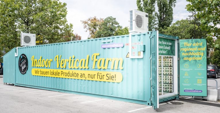 Der erste Billa-Vertical Farming-Container steht vor einer Billa Plus Filiale in Wien Favoriten | (c) Rewe