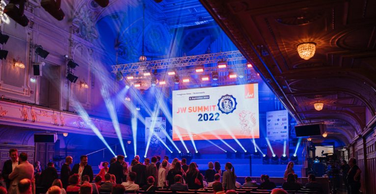 Die Main Stage beim JW Summit 2022 im Congress Graz
