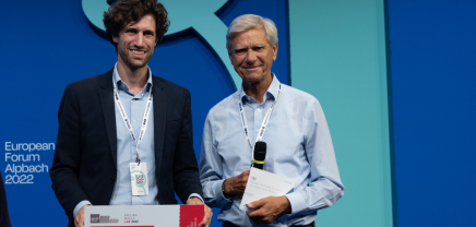 Alexander Pichler gewinnt die Pitch-Session auf dem European Forum Alpbach 2022. AIT TEC: FWL Austria & Summer School on Entrepreneurship (v.l.: Alexander Pichler und Hermann Hauser) © Lorenz Seidler