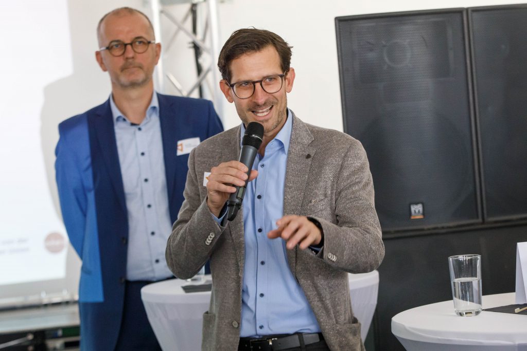 Die beiden OÖ HightechFonds-Managing Directors Chrsitian Matzinger (links im Hintergrund) und Thomas Meneder | (c) OÖ HightechFonds / Hermann Wakolbinger