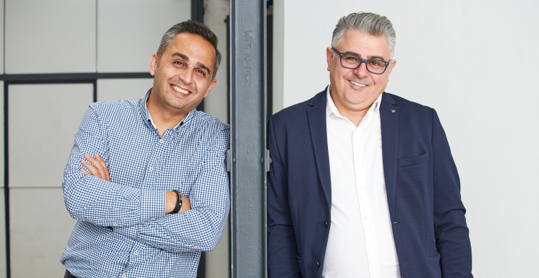 Das HR-Startup ReDev rund um Abdolreza Ghaem und Reza Jafarpour (v.l.) schließt eine sechsstellige Finanzierungsrunde ab © Studio f6