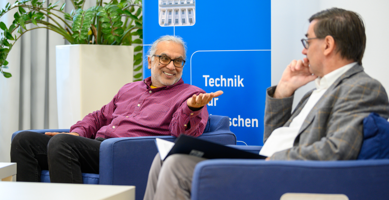 (v.l.) Peter Relan und Hermann Hofbauer sprechen über die Forschungsinitiative 