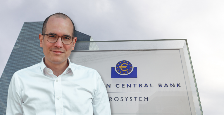 brutkasten-Kolumnist Niko Jilch vor dem Gebäude der Europäischen Zentralbank