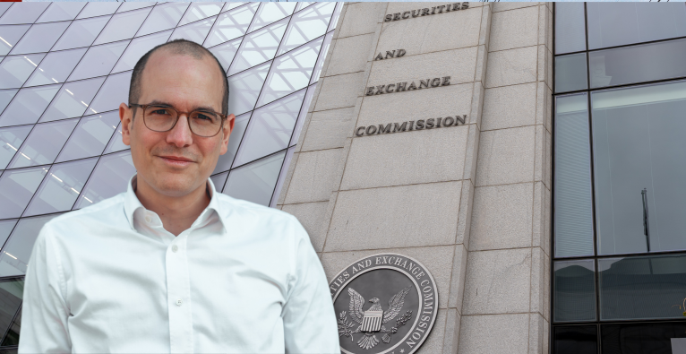 brutkasten-Kolumnist Niko Jilch vor einem Gebäude der US-Börsenaufsicht