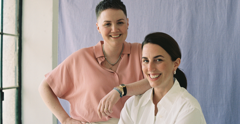 Die beiden Co-Gründerinnen von hermone Lucia Vilsecker und Philippa Zorn (v.l.) © Martina Trepczyk