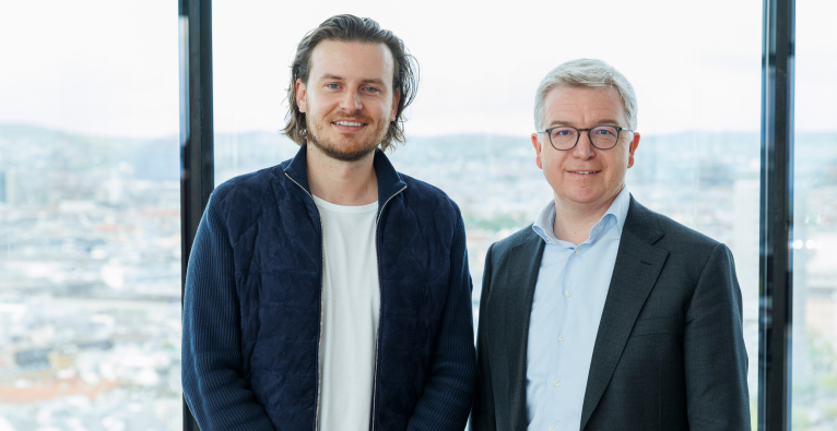 Bitpanda Co-Founder und CEO Eric Demuth mit Michael Höllerer, Generaldirektor der Raiffeisenlandesbank Niederösterreich-Wien